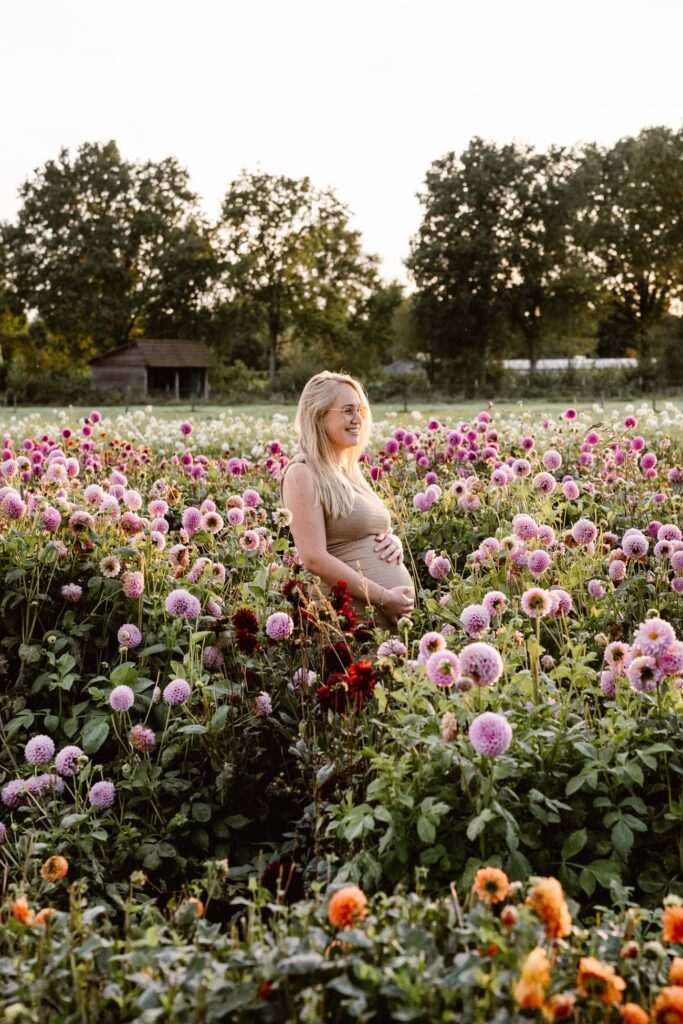 Zwangerschaps fotoshoot bloemenveld drenthe