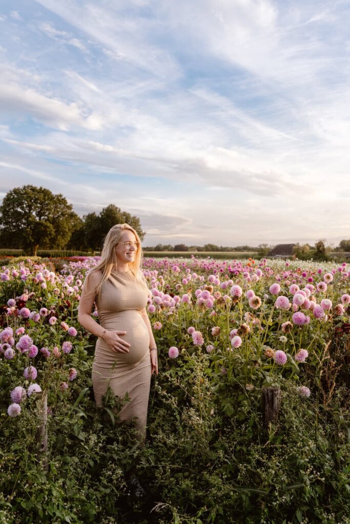 Zwangerschaps fotoshoot tussen de bloemen in drenthe