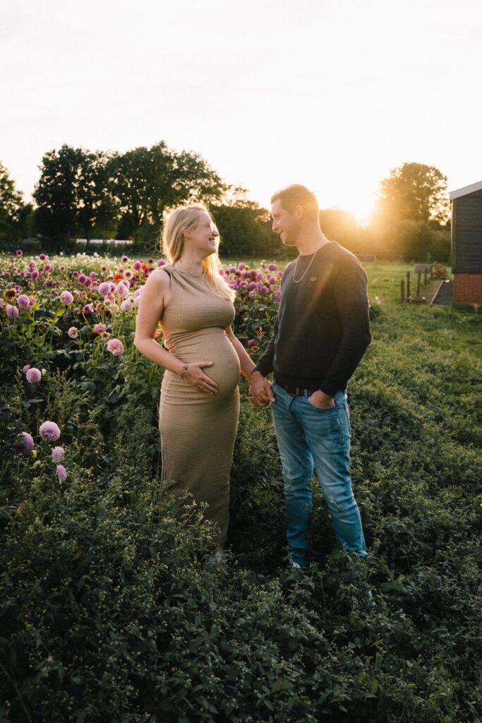 Zwangerschapsshoot in bloemenveld drenthe