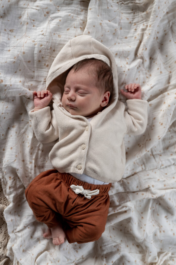 Newborn tijdens een fotoshoot in Groningen. Natuurlijke foto's van je pasgeboren baby.