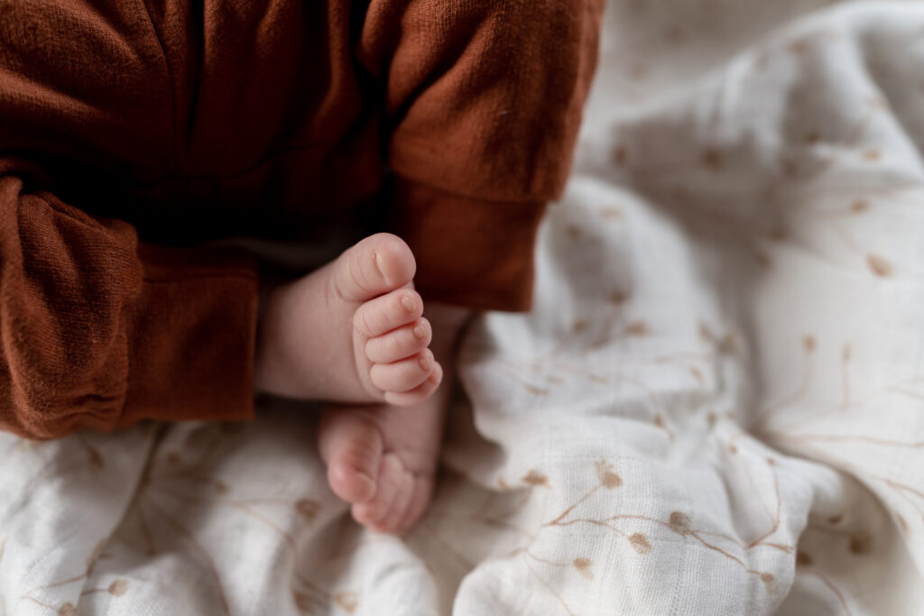 Baby details tijdens newbornshoot. Schattige baby voetjes.