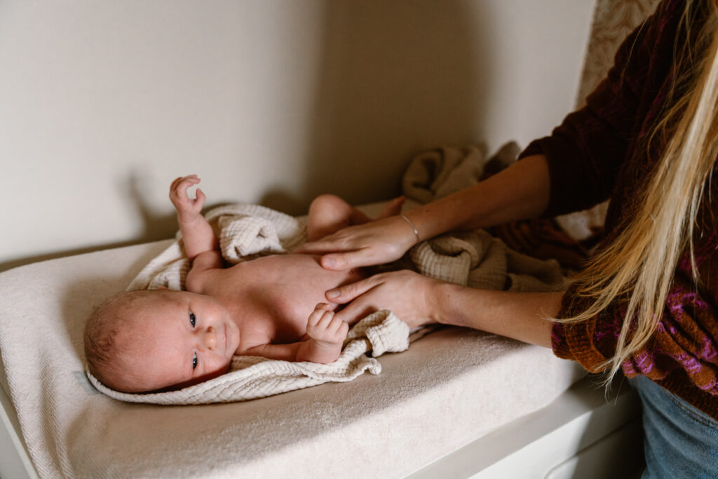 newborn shoot Groningen - liefdevolle momenten