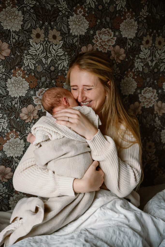 newborn fotoshoot Drenthe - samen knuffelen